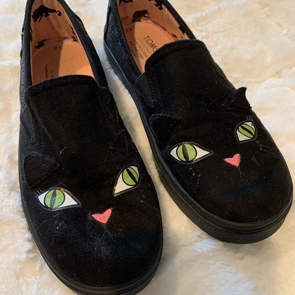 Black cat Toms shoes
